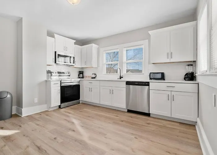 Cozy 4B Retreat Near Uptown King Beds Sleeps 12