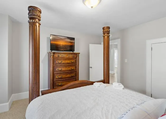 Cozy 4B Retreat Near Uptown King Beds Sleeps 12