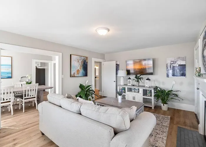 Cozy 4B Retreat Near Uptown King Beds Sleeps 12