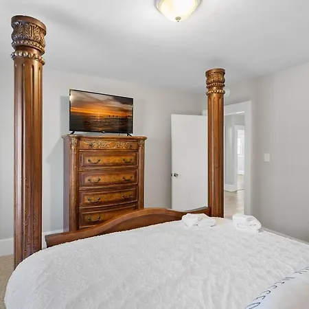 Cozy 4B Retreat Near Uptown King Beds Sleeps 12 Villa Charlotte Exterior photo