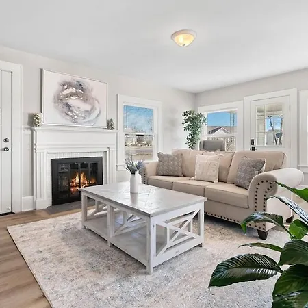 Cozy 4B Retreat Near Uptown King Beds Sleeps 12 Villa Charlotte Exterior photo