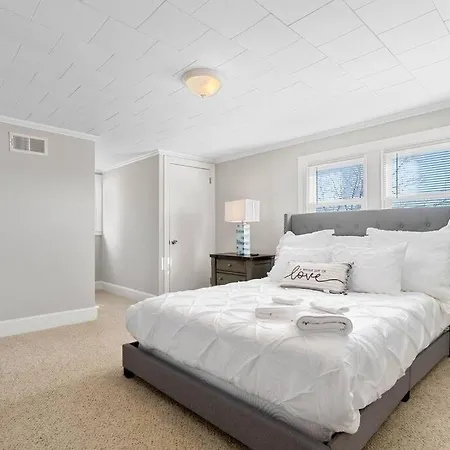 Cozy 4B Retreat Near Uptown King Beds Sleeps 12 Villa Charlotte Exterior photo
